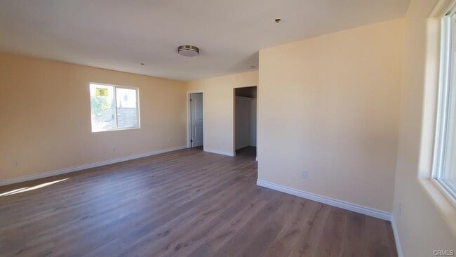Master bed & bath upstair - 3510 W 5th St