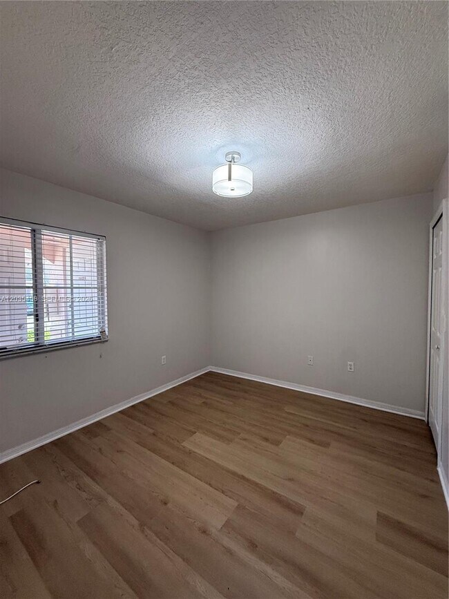 Building Photo - 1271 SE 28th Ct