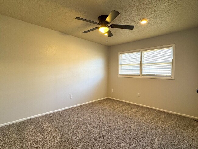 Building Photo - Charming 2/2/1 Freshly Remodeled