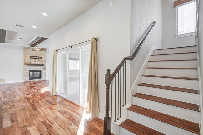 Building Photo - 135 Bella Luce