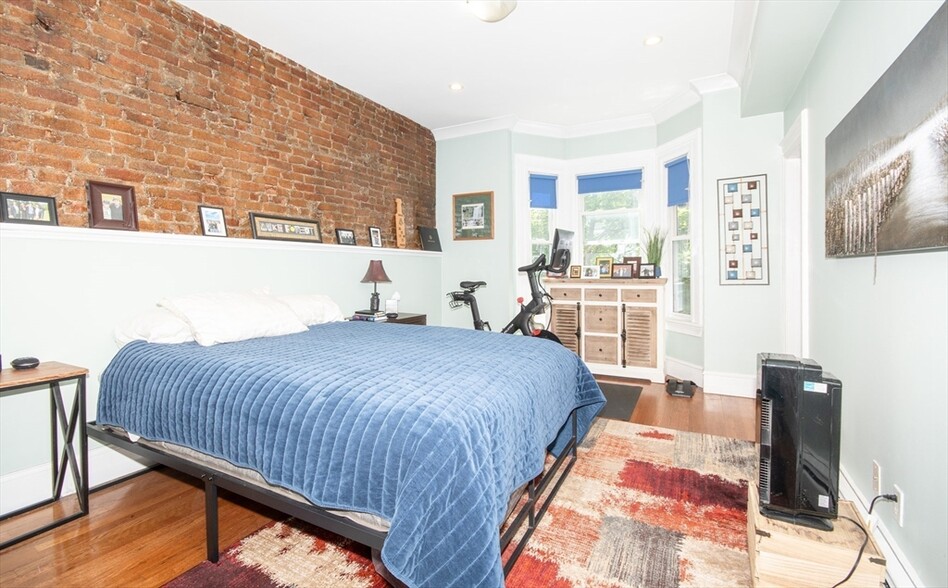 Building Photo - 122 G St