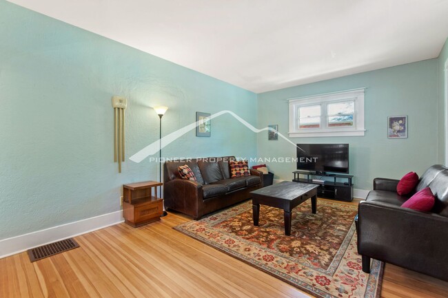 Building Photo - Lovely 3 bedroom home in the Highlands Nei...