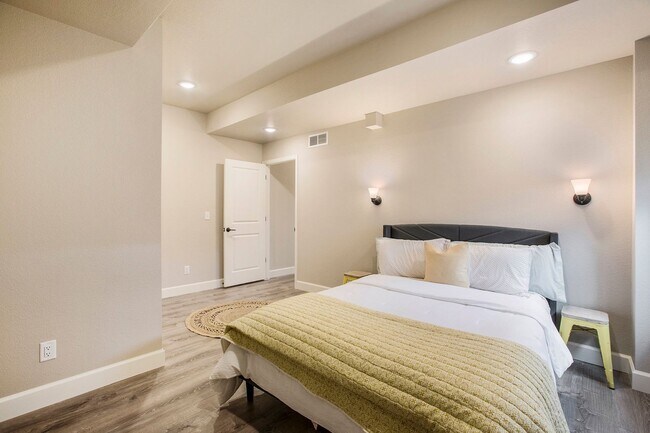 Building Photo - Elegant and spacious home with mountain vi...