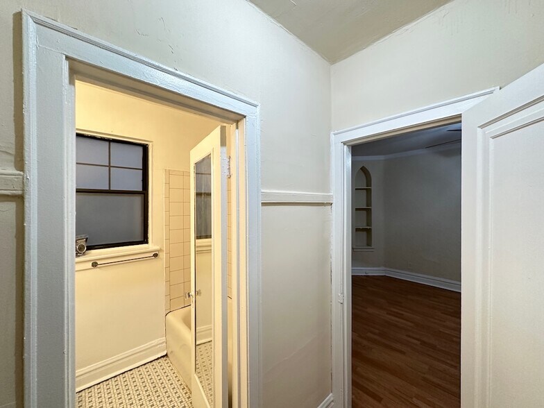 Building Photo - 4832 N Damen Ave
