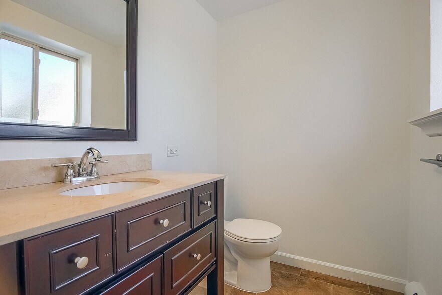 Building Photo - 1332 N Williams St