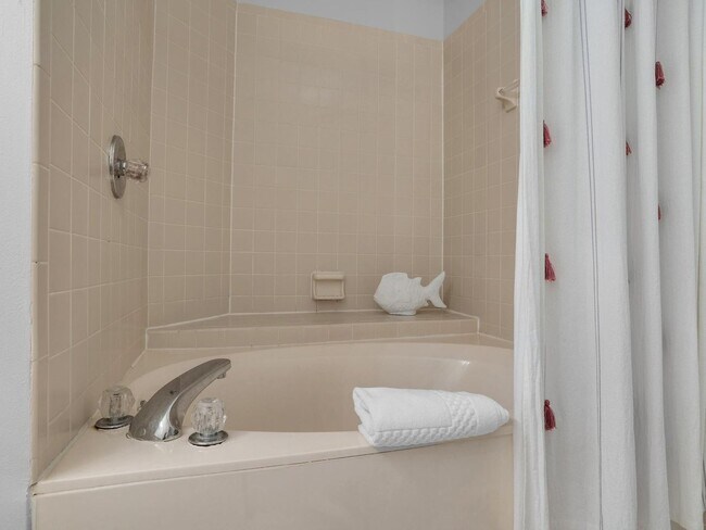 Building Photo - 3BR/3BA Fully Furnished Beach Cottage at H...