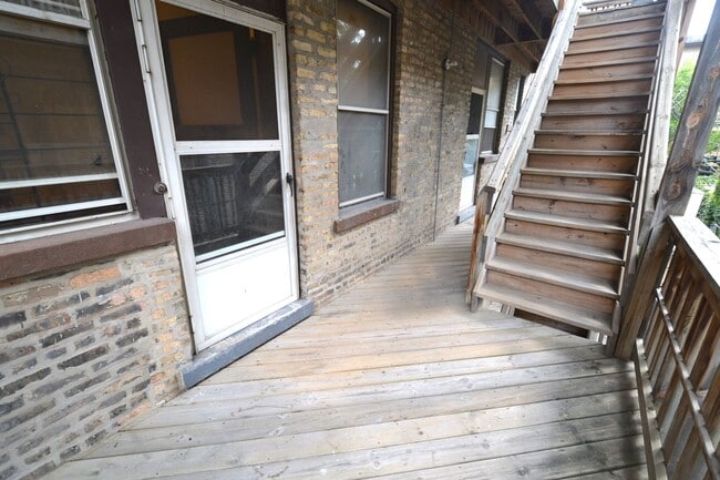 Building Photo - Fantastic three bedroom, one bath in the heart of Wrigleyville Available July 1, 2026