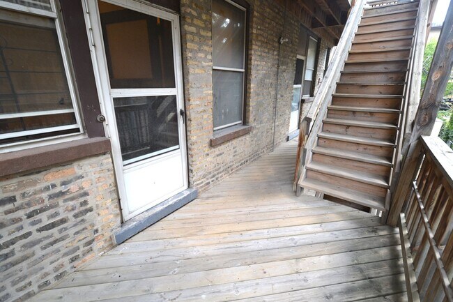 Building Photo - Stunning updated Wrigleyville 4-bed, 3-bath duplex featuring a modern kitchen, renovated baths & ...