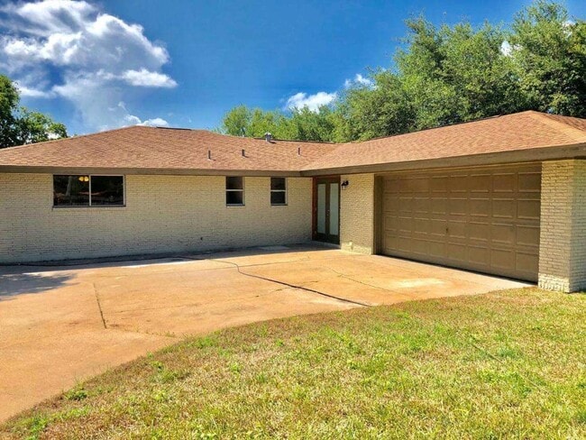 Building Photo - 3/2-Calallen area (Northwest Corpus Christi)