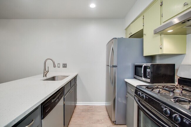 Building Photo - 2300 Trailside Dr