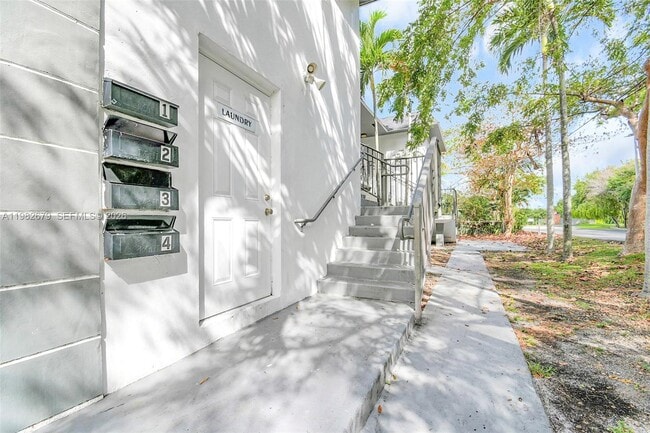 Building Photo - 407 SE 9th Ct