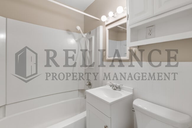 Building Photo - 110 N Doris St