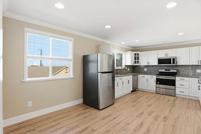 Building Photo - 400 La Casa Ave