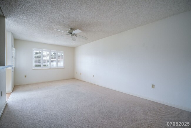 Building Photo - 2 Bedroom 2 Bathroom 2 Assigned Parking in...