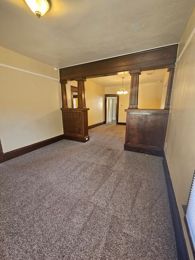 Building Photo - 1/2 OFF FIRST MONTH'S RENT IF RENTED IN DEC! Charming 2 Bedroom with Bonus/Laundry Room