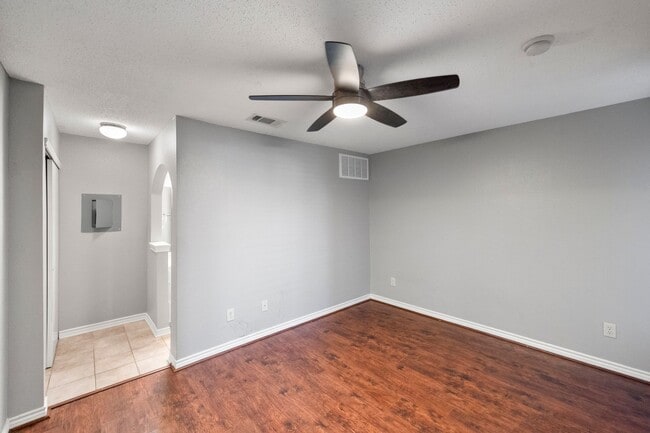 Building Photo - North Alington Condo close to the Entertainment District