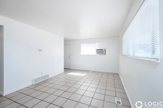 Building Photo - 1600 Ivy Cir