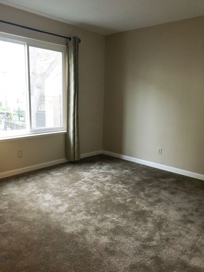Building Photo - Charming 2 Bed 2 Bath Condo in Downtown Sa...