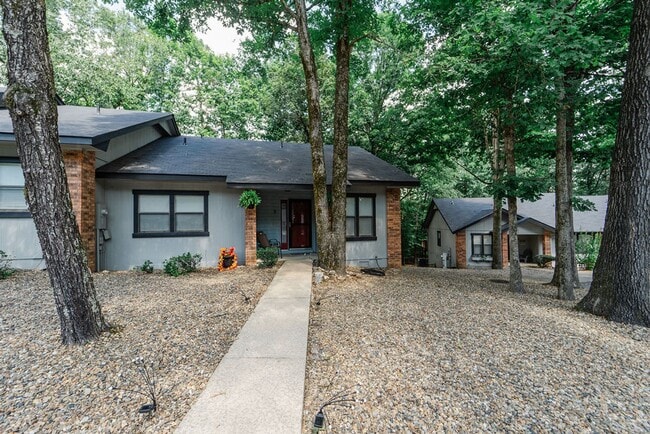 Building Photo - !!!!!!!! MOVE IN SPECIAL -- $1200 FOR FIRST 2 MONTHS!!!!!!!!  -- Come and enjoy your stay at this...