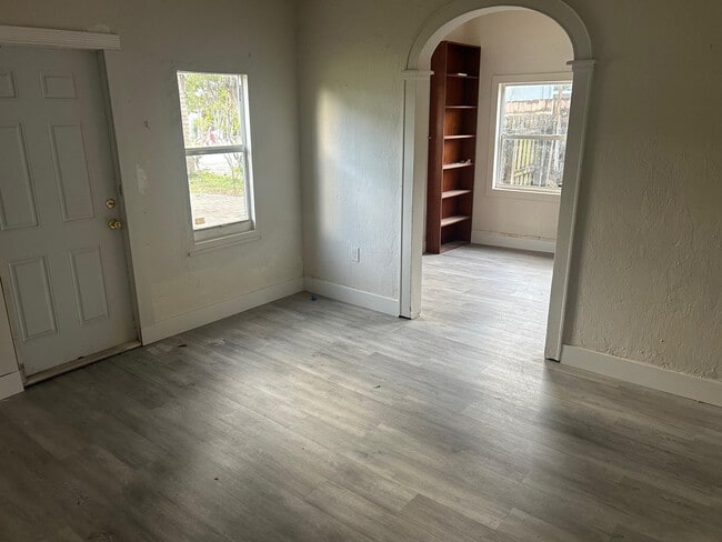 Building Photo - 823 NE 14th Pl