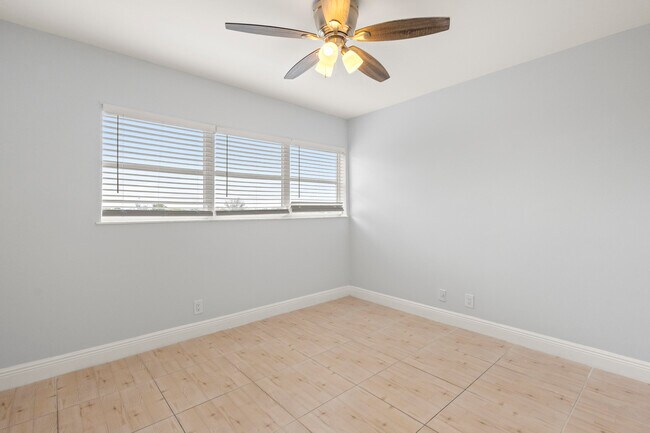 Building Photo - 1101 Crystal Lake Dr