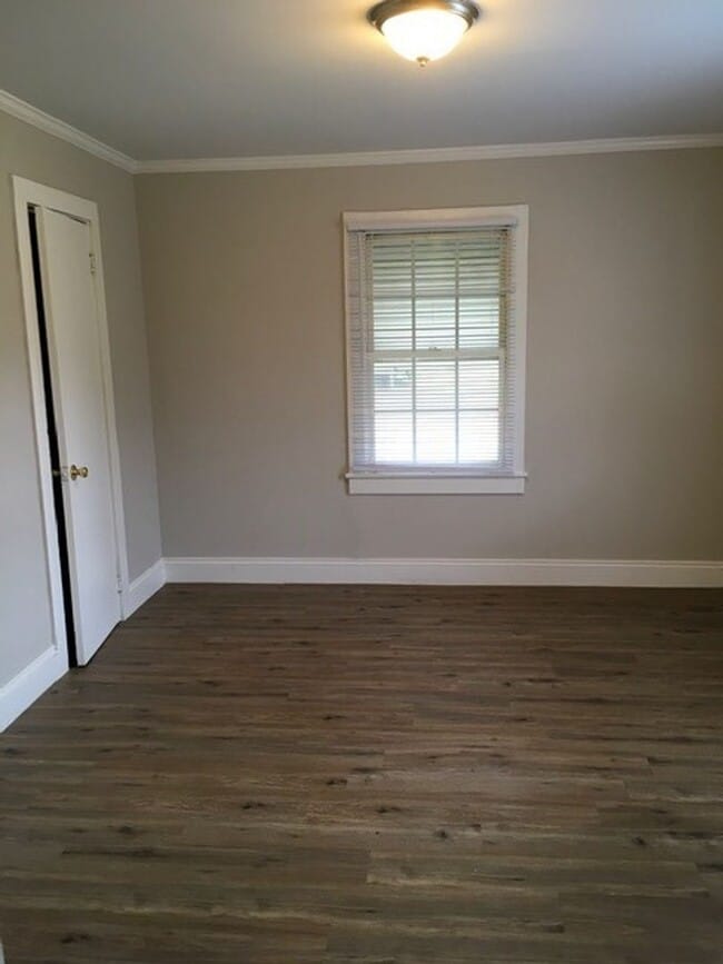 Building Photo - Cute 2 Bedroom Home with Hardwood Floors!