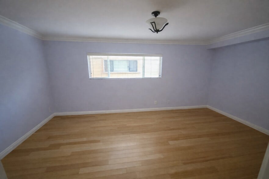 Building Photo - 1154 S Barrington Ave