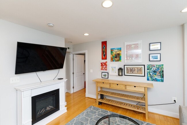 Building Photo - Bright One Bed Trinidad Rental Condo: Mode...