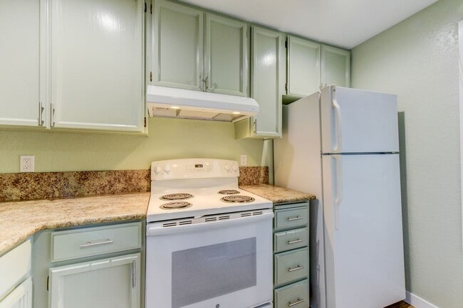 Building Photo - Renovated Townhome