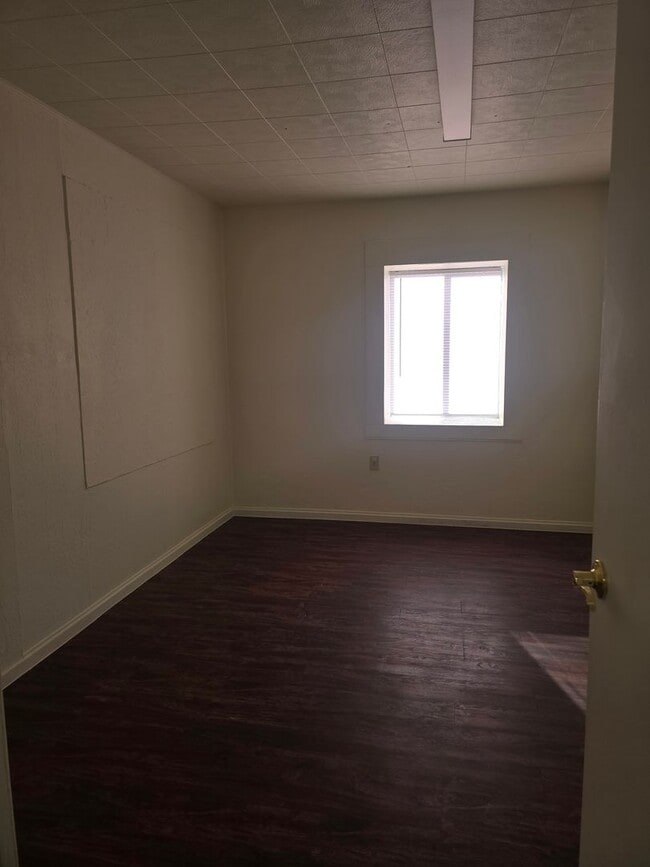 Building Photo - Cute 2 Bedroom