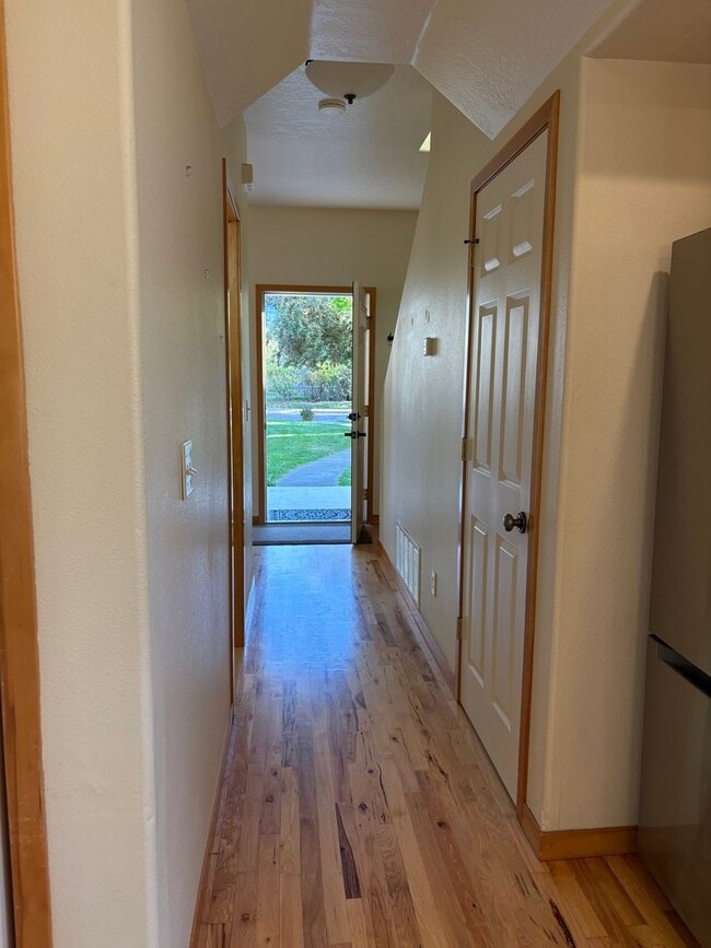 Building Photo - Spacious Lewis & Clark 4-Bedroom Home 2 WE...