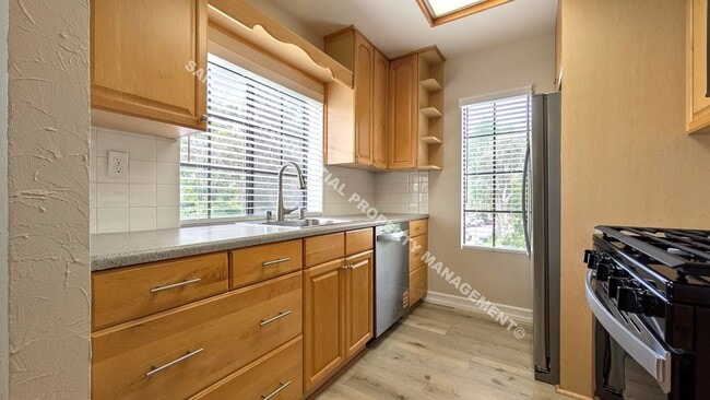 Building Photo - Highly Updated 2-Bedroom Condo in Prime Mi...