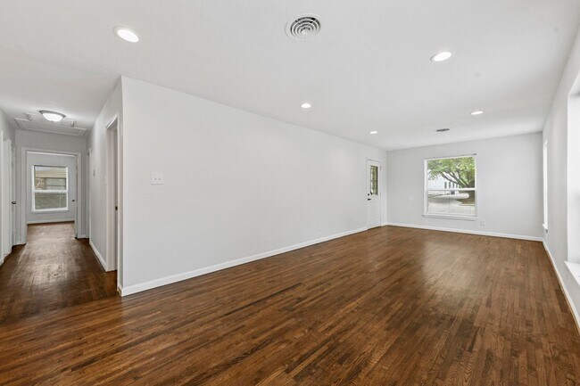 Building Photo - Single Family Home in 76109