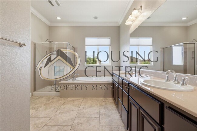Building Photo - Executive Gated Rental with Stunning Views & Solar!