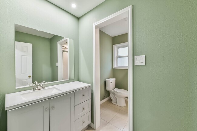 Building Photo - 605 Kings Ct