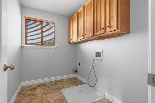 Building Photo - GORGEOUS Draper Home!