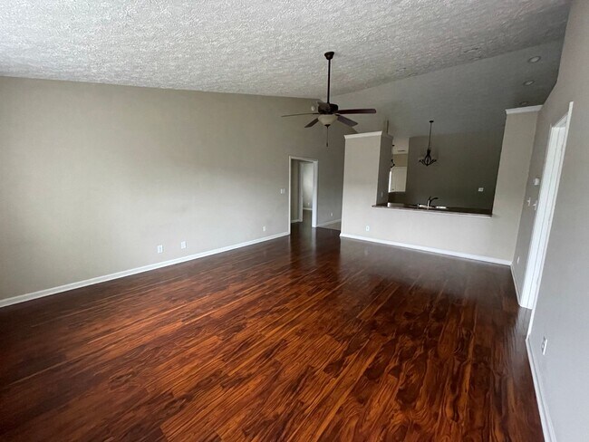 Building Photo - 3 Bedroom Home In Lindberg Village