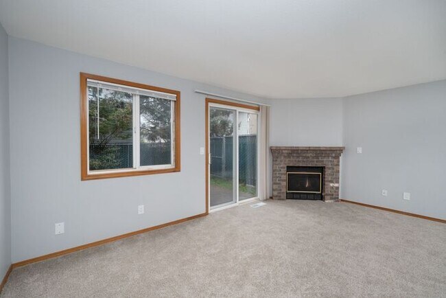 Building Photo - 3 bedroom townhouse with Garage!! Wont last! Call Now!!