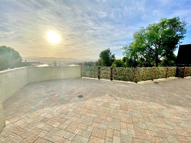 Building Photo - Large Fletcher Hills Home With 3 car Garag...