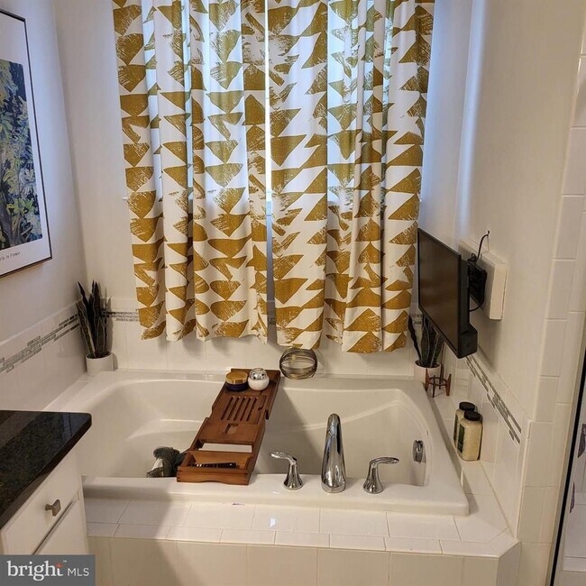 Building Photo - Welcome to your new home in the heart of L...