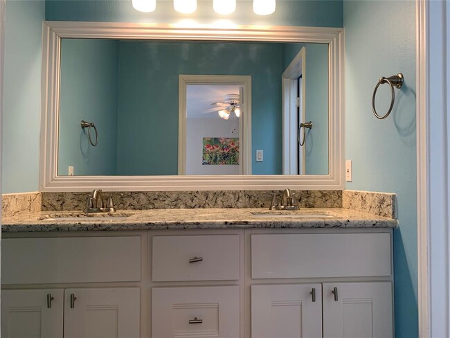 Building Photo - 13140 Trail Hollow Dr
