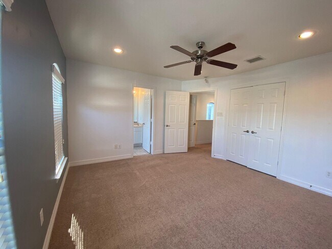 Building Photo - 3710 Sherwood Ln