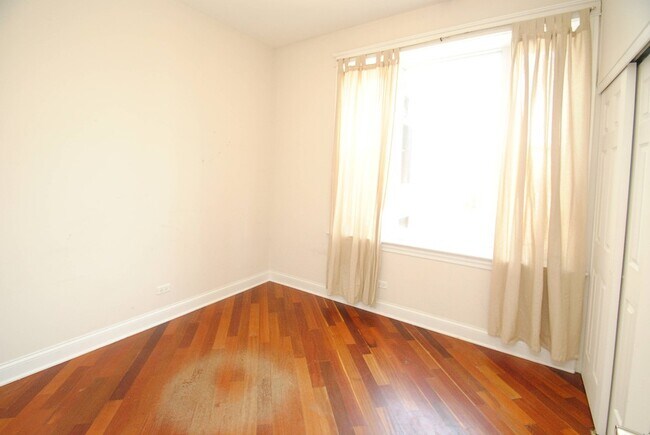 Building Photo - 867 N Mozart St