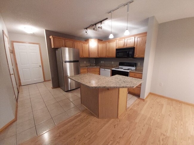 Building Photo - 2 Bedroom 1.5 Bathroom End Unit Townhome in Hudson