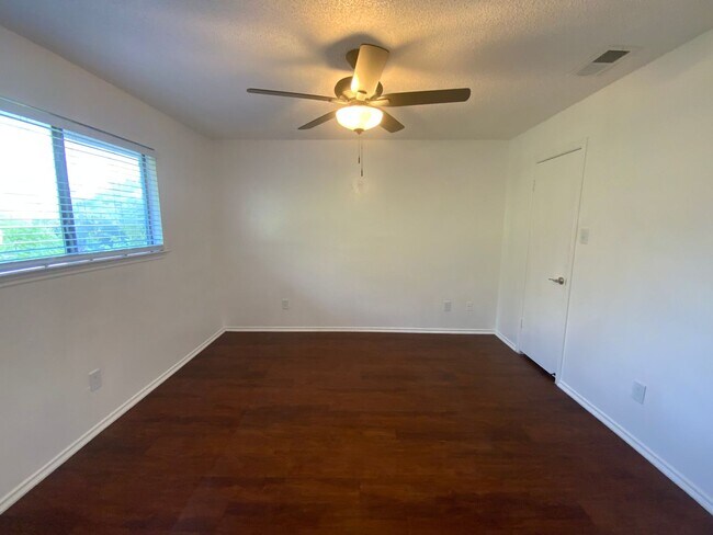 Building Photo - 9611 Woodvale-