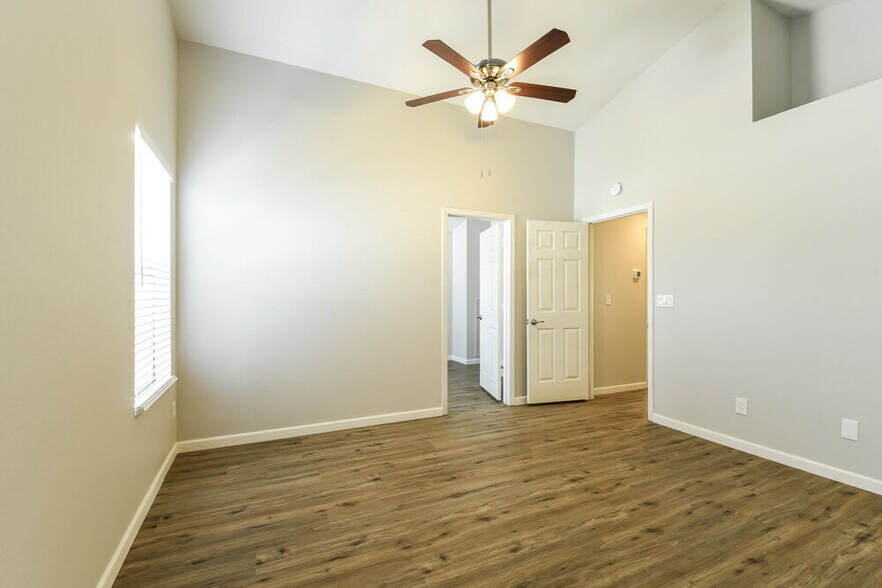Building Photo - 2028 W Columbine Dr