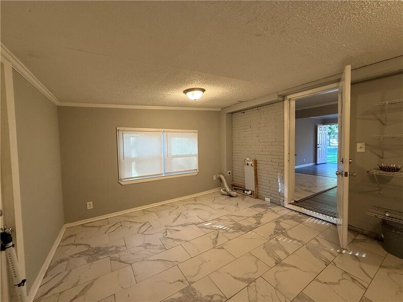 Building Photo - Room in House on Carolyn Dr SW