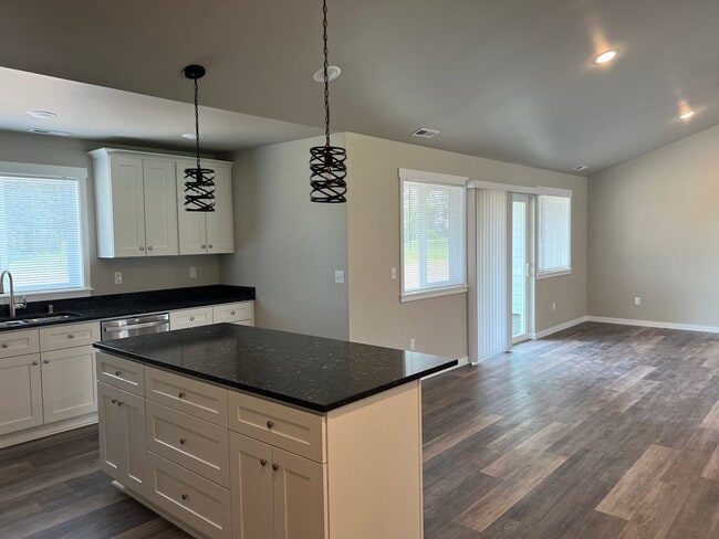 Building Photo - Country quiet, brand new house