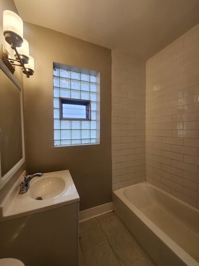 Building Photo - 8000 S Woodlawn Ave