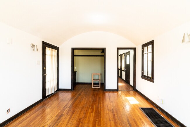 Building Photo - 836 Silverlake Blvd-